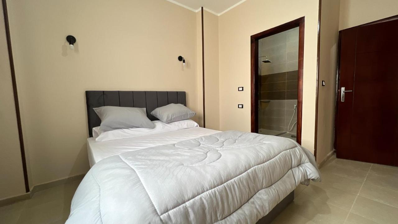 Pyramids Road Guest House Cozy Rooms And Rooftop Breakfast With The Pyramids View Nazlet el-Sîsi 外观 照片