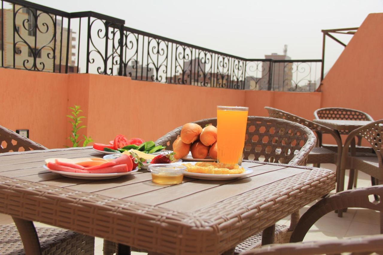Pyramids Road Guest House Cozy Rooms And Rooftop Breakfast With The Pyramids View Nazlet el-Sîsi 外观 照片