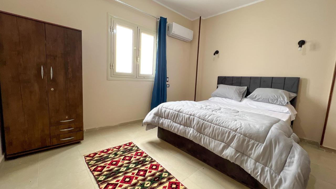 Pyramids Road Guest House Cozy Rooms And Rooftop Breakfast With The Pyramids View Nazlet el-Sîsi 外观 照片