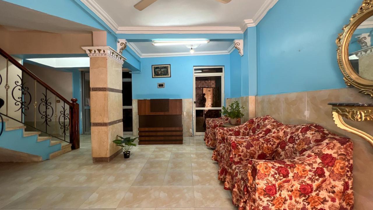 Pyramids Road Guest House Cozy Rooms And Rooftop Breakfast With The Pyramids View Nazlet el-Sîsi 外观 照片