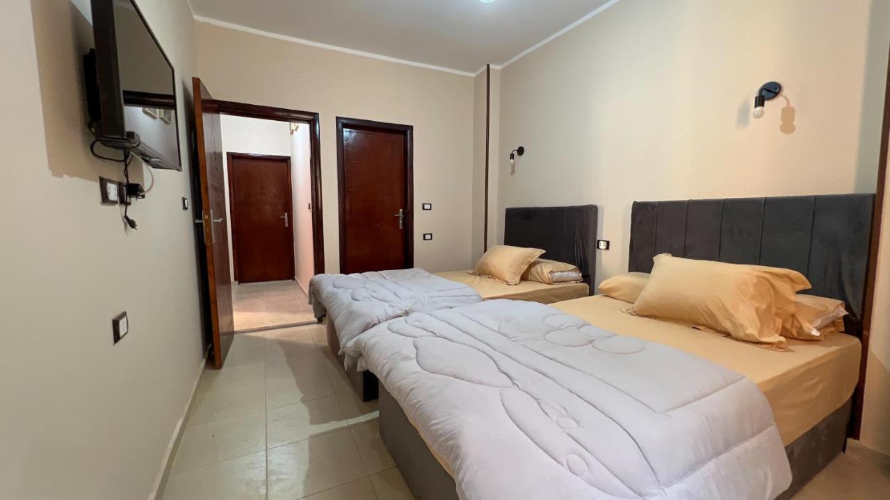 Pyramids Road Guest House Cozy Rooms And Rooftop Breakfast With The Pyramids View Nazlet el-Sîsi 外观 照片