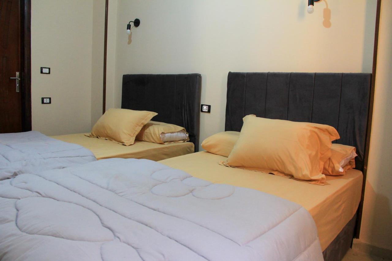 Pyramids Road Guest House Cozy Rooms And Rooftop Breakfast With The Pyramids View Nazlet el-Sîsi 外观 照片