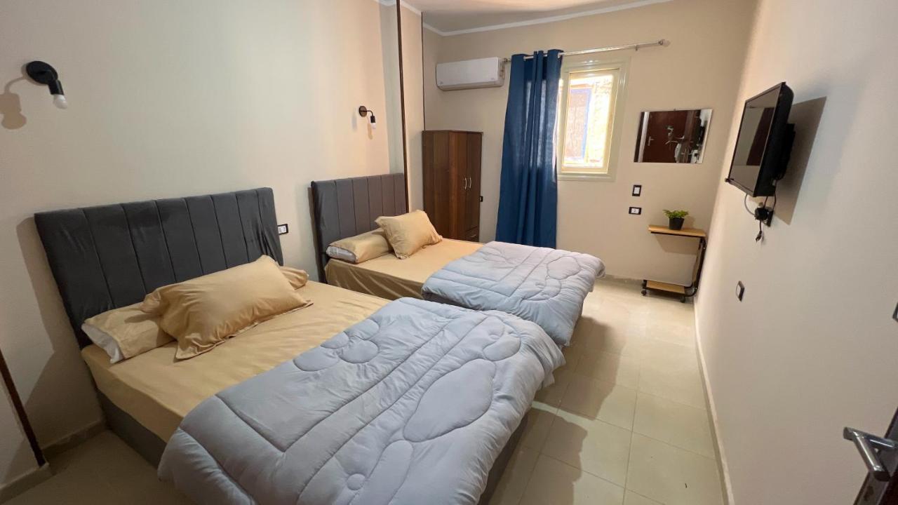 Pyramids Road Guest House Cozy Rooms And Rooftop Breakfast With The Pyramids View Nazlet el-Sîsi 外观 照片