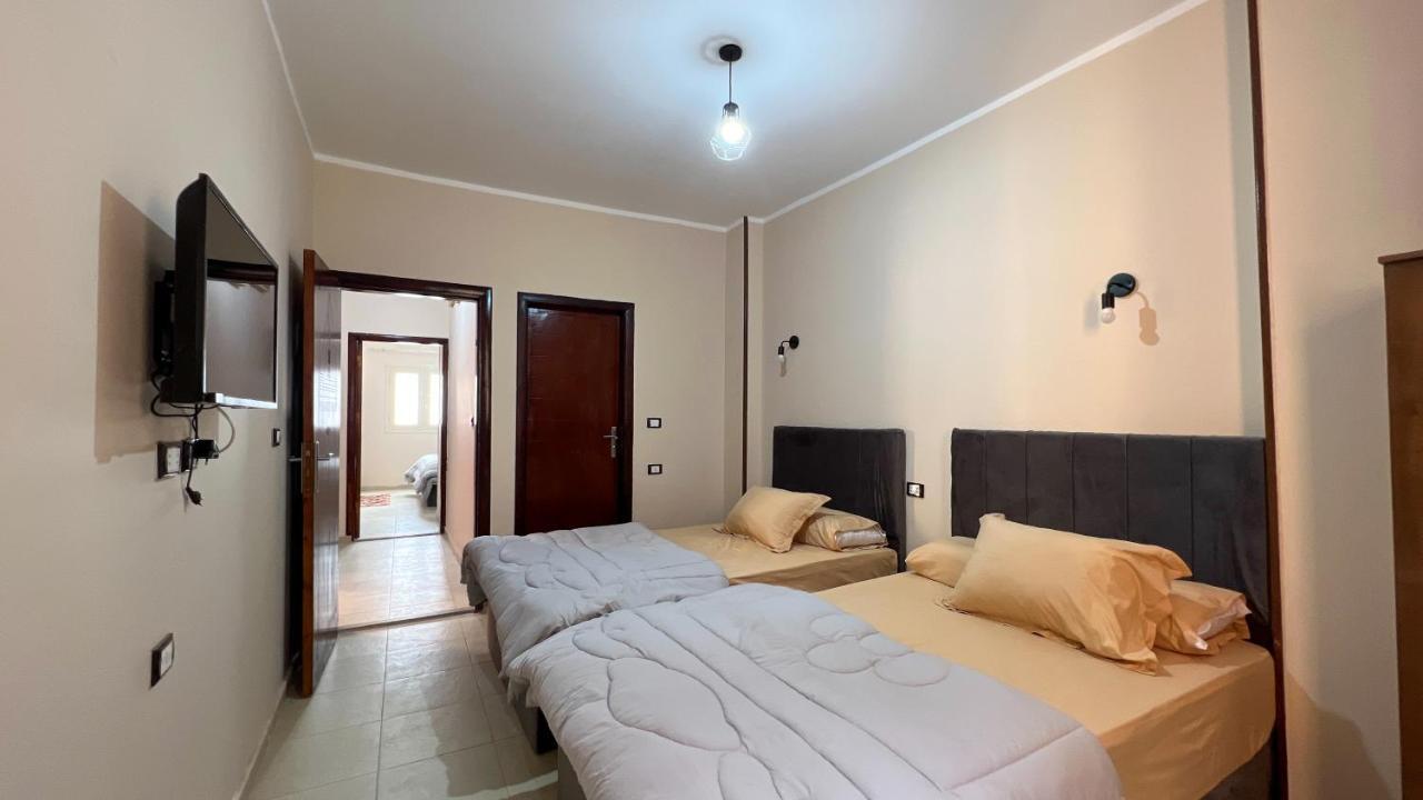 Pyramids Road Guest House Cozy Rooms And Rooftop Breakfast With The Pyramids View Nazlet el-Sîsi 外观 照片