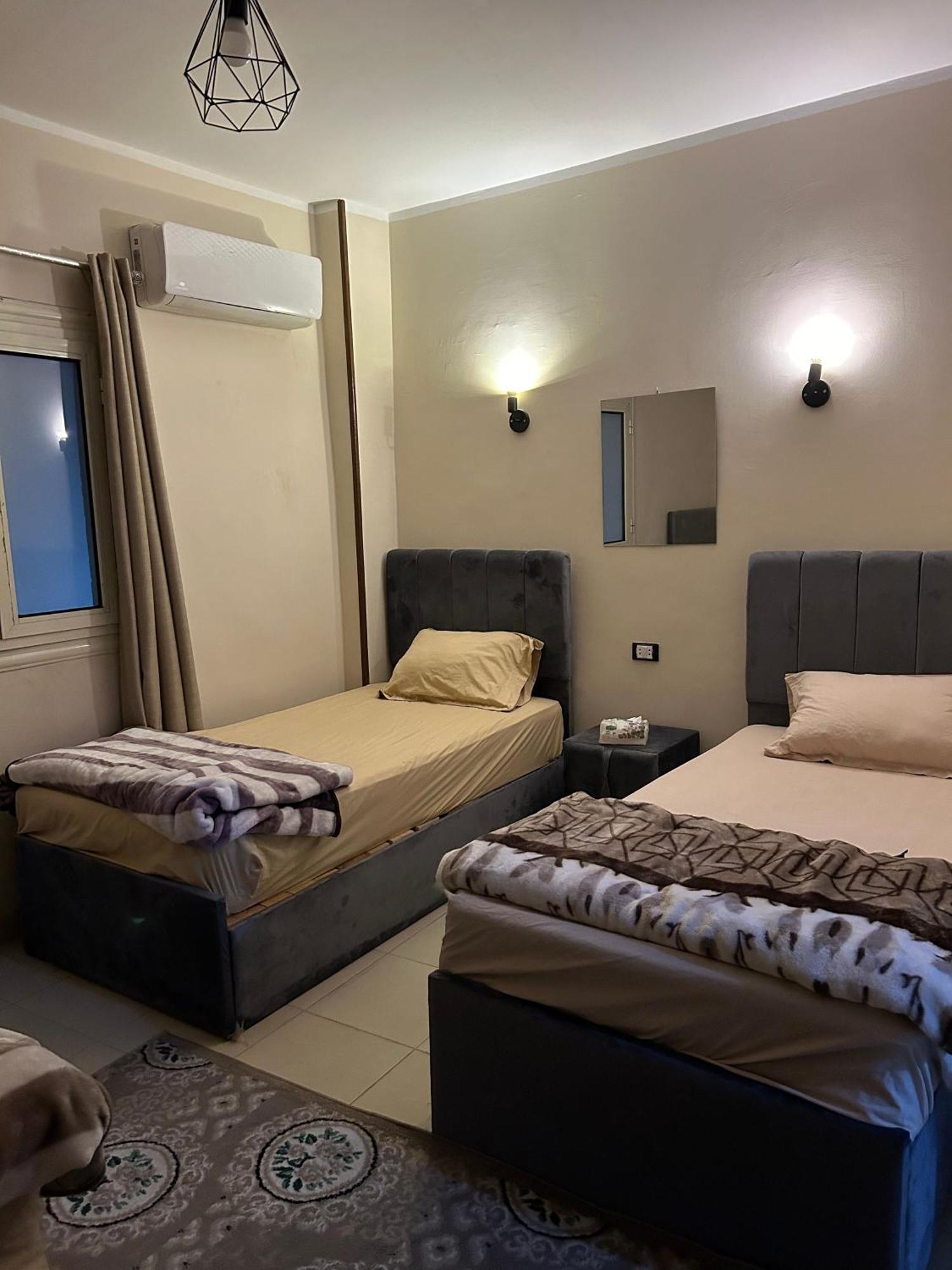 Pyramids Road Guest House Cozy Rooms And Rooftop Breakfast With The Pyramids View Nazlet el-Sîsi 外观 照片