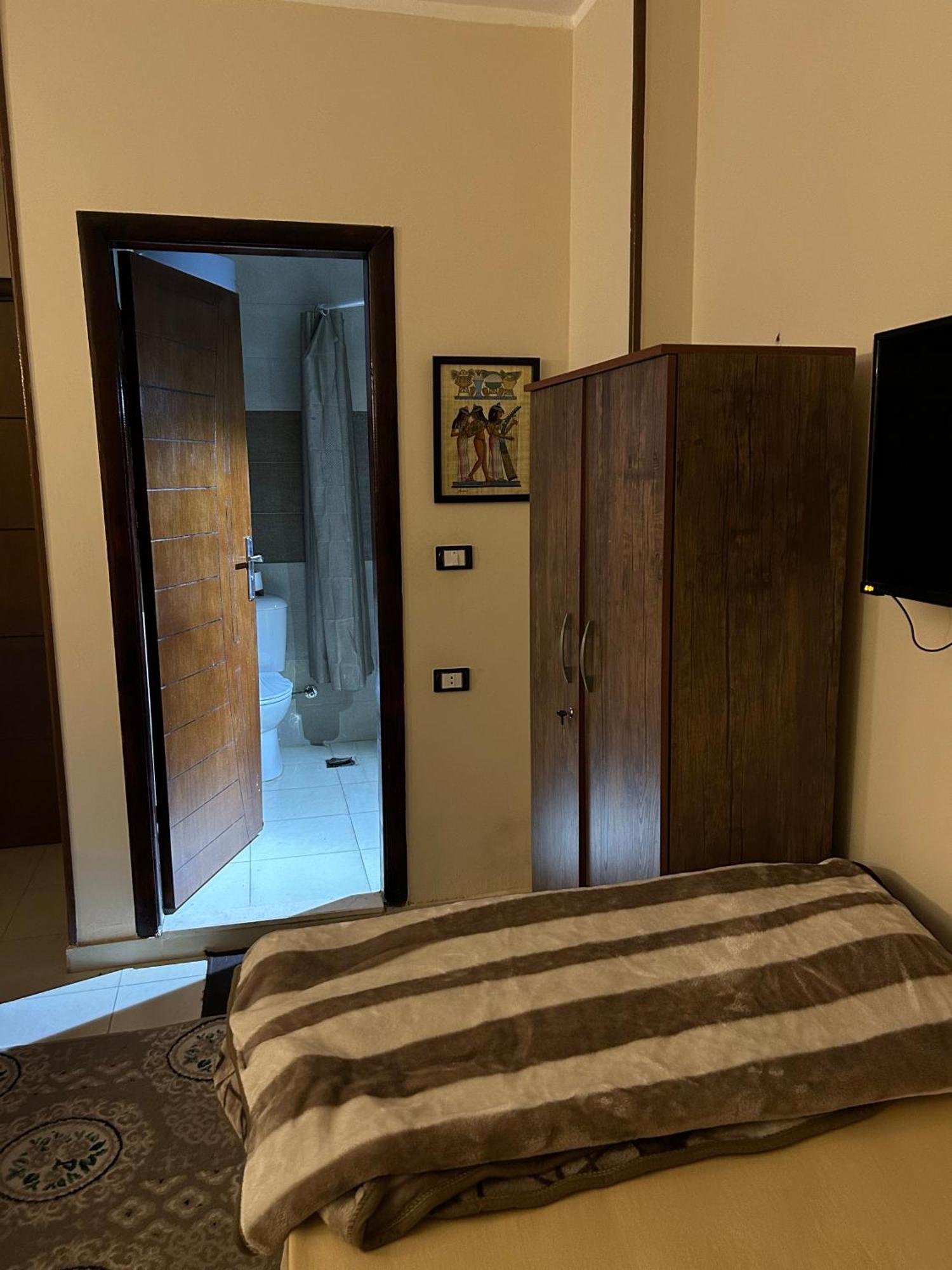 Pyramids Road Guest House Cozy Rooms And Rooftop Breakfast With The Pyramids View Nazlet el-Sîsi 外观 照片
