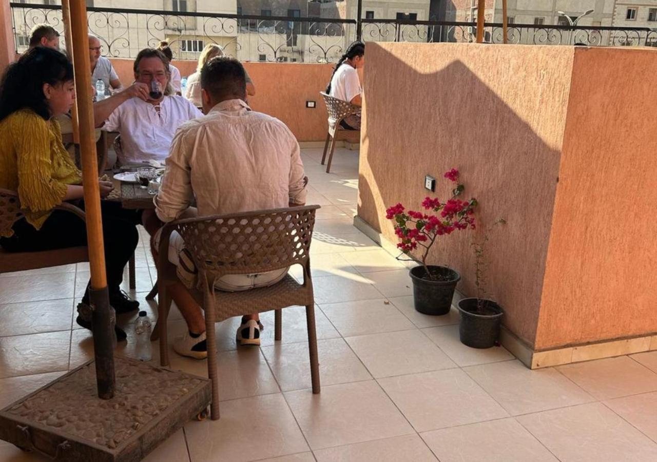 Pyramids Road Guest House Cozy Rooms And Rooftop Breakfast With The Pyramids View Nazlet el-Sîsi 外观 照片